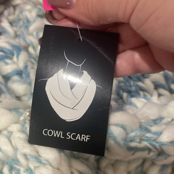 🆕 Betsey Johnson Women's Snow Diggity Cowl Cold Weather Scarf. NWT - Picture 6 of 9
